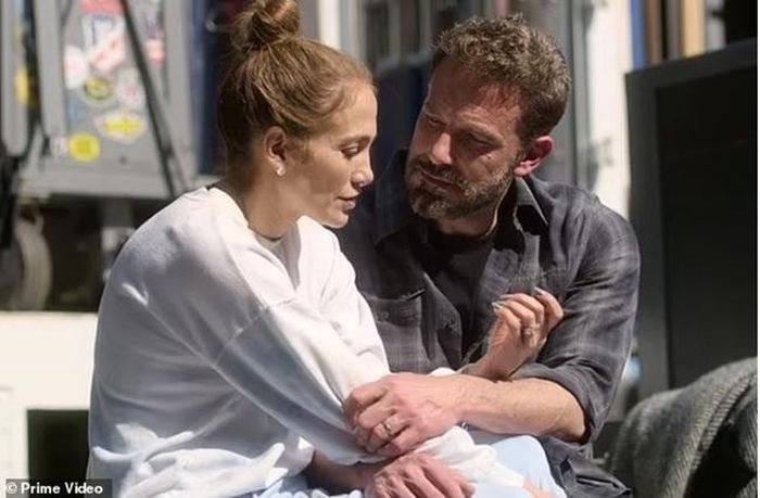 Phim tài liệu đã tiết lộ những chi tiết riêng tư trong mối quan hệ của Jennifer Lopez với Ben Affleck, bao gồm cả việc anh giữ những bức thư tình của mình với nữ ca sĩ trong suốt cuộc hôn nhân với Jennifer Garner