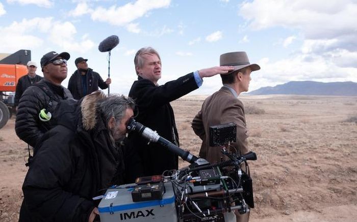 Christopher Nolan chỉ đạo trên phim trường “Oppenheimer”