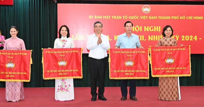  Đồng chí Nguyễn Phước Lộc trao Cờ thi đua đến các tập thể xuất sắc dẫn đầu cụm thi đua năm 2024. Ảnh: VIỆT DŨNG 