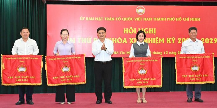  Trưởng Ban Dân vận Thành ủy TPHCM Nguyễn Mạnh Cường trao Cờ thi đua cho các tập thể xuất sắc năm 2024. Ảnh: VIỆT DŨNG 