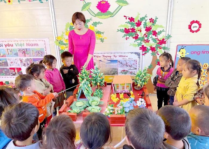  Giáo viên Trường Mầm non Túng Sán (huyện Hoàng Su Phì, Hà Giang) chăm lo, giáo dục trẻ em. 
