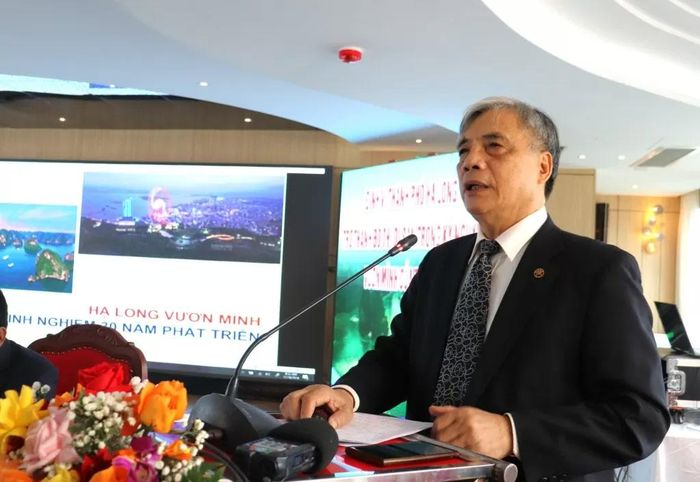 PGS.TS. Trần Đình Thiên tham luận với chủ đề: “Hạ Long vươn mình từ kinh nghiệm 30 năm phát triển”. (Nguồn: BQN)