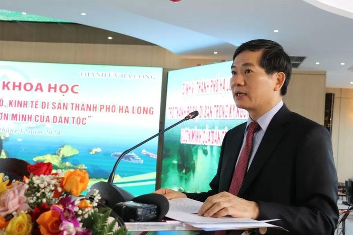 Ông Vũ Quyết Tiến, Ủy viên Ban Thường vụ Tỉnh ủy, Bí thư Thành ủy Hạ Long phát biểu chào mừng và khai mạc hội thảo. (Nguồn: BQN)