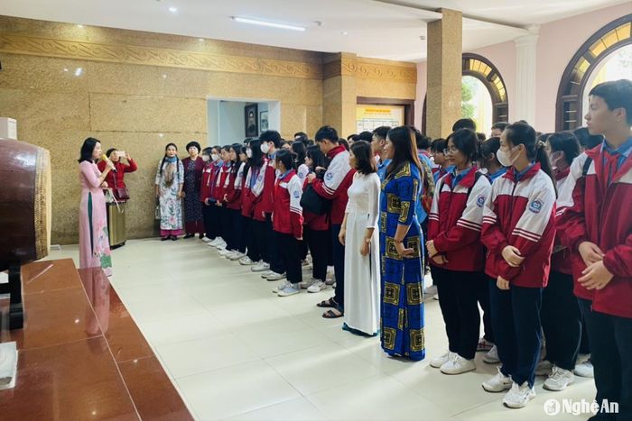 Học sinh trường THCS Đặng Thai Mai tham gia buổi học trải nghiệm thực tế tại Bảo tàng Xô Viết Nghệ Tĩnh. Nguồn: Facebook Bảo tàng Xô Viết Nghệ Tĩnh