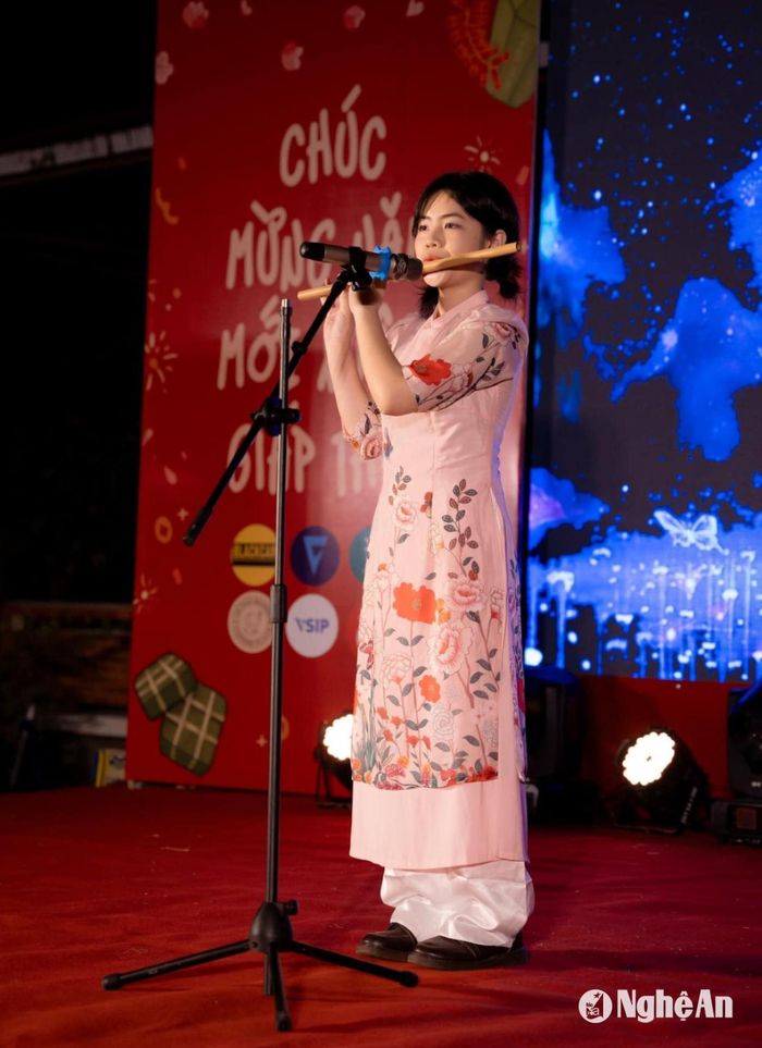 Học sinh Nghệ An biểu diễn sáo trúc tại một sự kiện thiện nguyện.