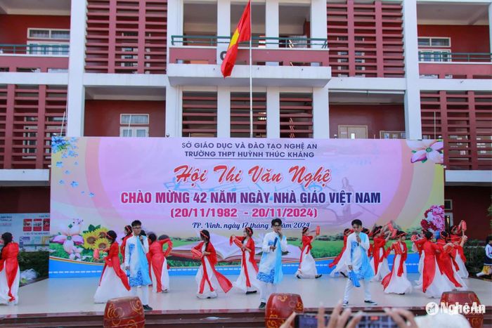 Học sinh trường THPT Huỳnh Thúc Kháng biểu diễn tiết mục “Trống cơm” mang đậm bản sắc văn hóa dân tộc Việt.