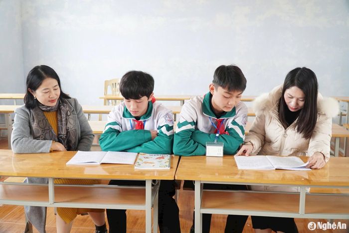 Học sinh Nguyễn Trọng Phi Hoàng, Bùi Danh Hoàng cùng 2 giáo viên bồi dưỡng môn Khoa học tự nhiên, gồm cô giáo Vũ Thị Nga (bên phải), cô giáo Phan Thị Duyên (bên trái). Ảnh: Mỹ Hà