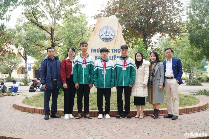 Hiệu trưởng và các giáo viên bồi dưỡng cùng 3 học sinh đạt giải Nhất của Trường THCS Bạch Liêu trong năm học 2024 - 2025. Ảnh: Mỹ Hà