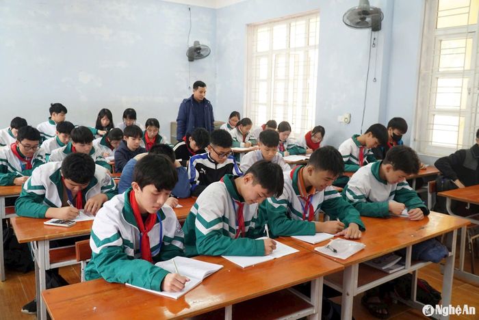 Thầy giáo chủ nhiệm Trịnh Bá Huyền và tập thể lớp 9A, Trường THCS Bạch Liêu. Đây là lớp học có 20 học sinh giỏi tỉnh, trong đó có 3 giải Nhất, 9 giải Nhì, 5 giải Ba và 3 giải Khuyến khích. Ảnh: Mỹ Hà