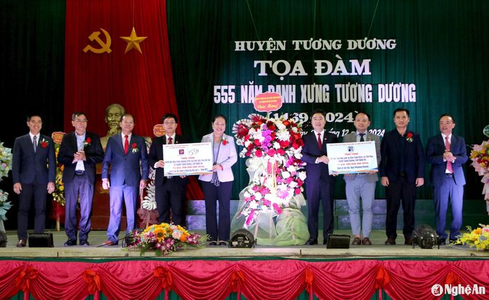 Đại diện một số doanh nghiệp thuộc Đảng ủy Khối Các cơ quan Trung ương tại TP. Hồ Chí Minh đã trao tặng 200 triệu đồng xóa nhà tạm, nhà dột nát và 500 triệu đồng xây dựng 1 cây cầu dân sinh tại xã Yên Hòa. Ảnh: Đình Tuân