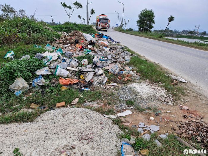 Bãi rác thải xây dựng bên đường 35, thuộc địa bàn xã Hưng Lộc. Ảnh: Nhật Lân