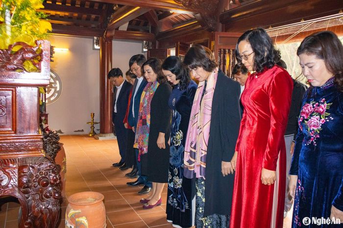 Các đại biểu tưởng niệm nhà chí sĩ yêu nước Phan Bội Châu. Ảnh: Minh Quân