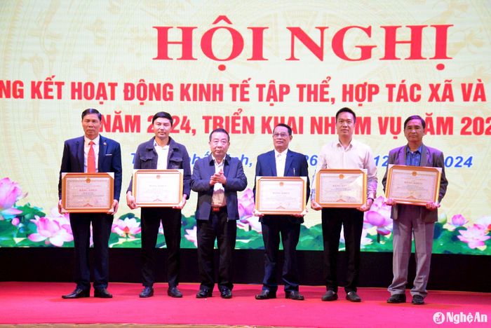 Phó Chủ tịch UBND tỉnh Nguyễn Văn Đệ trao Bằng khen của UBND tỉnh cho 5 cá nhân. Ảnh: Xuân Hoàng