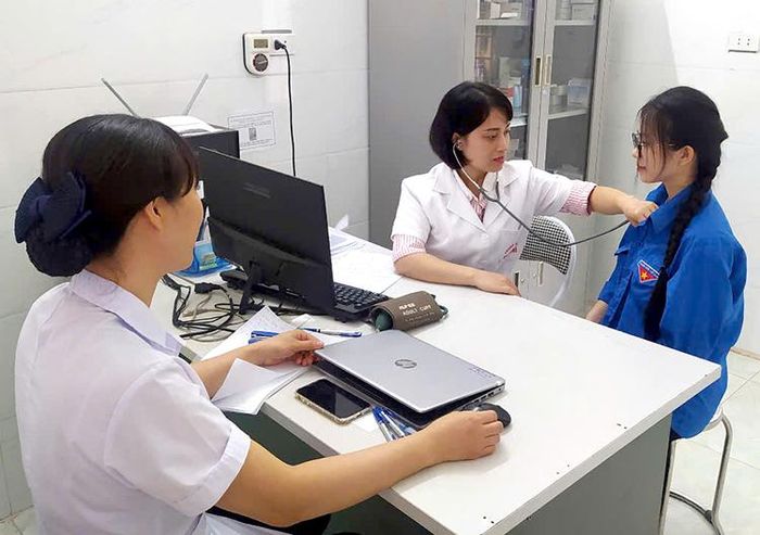 Khám, tư vấn sức khỏe cho VTN/TN ở xã Thụy Vân, thành phố Việt Trì.