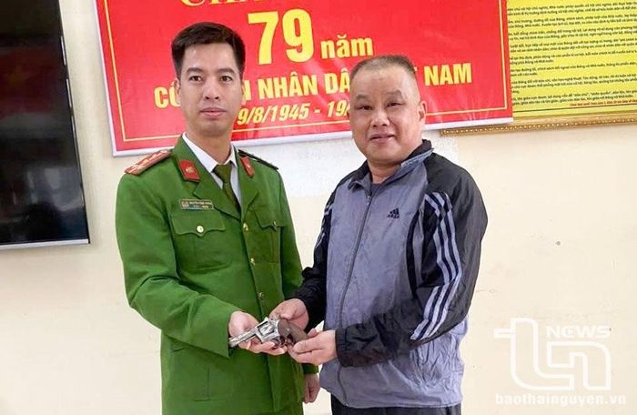 Người dân bàn giao vũ khí cho Công an phường.