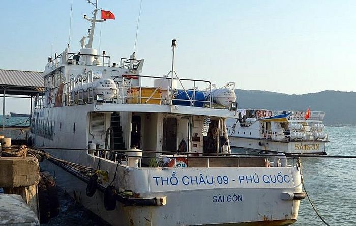 Chiếc tàu sắt chở khách từ Thổ Châu đi Phú Quốc mất từ 4-5 giờ.