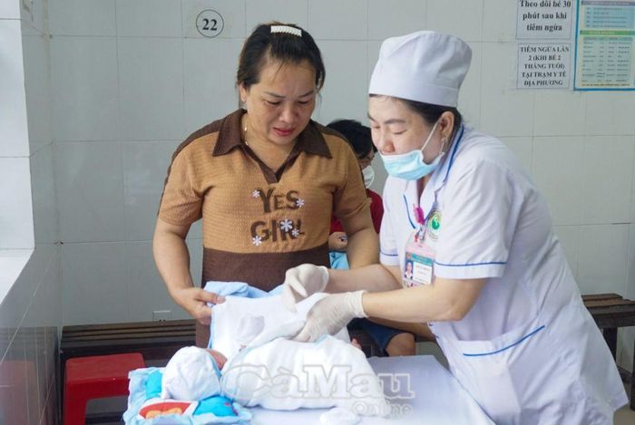 Lấy máu gót chân - sàng lọc sơ sinh giúp phát hiện, điều trị sớm một số bệnh tật có ảnh hưởng đến trẻ em.