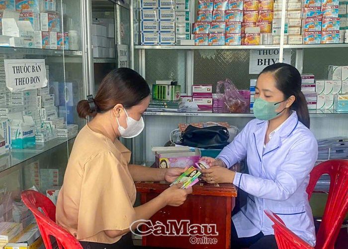 Cung cấp kiến thức, các biện pháp tránh thai hiện đại... giảm tình trạng mang thai ngoài ý muốn, đảm bảo hôn nhân bền vững và nâng cao chất lượng giống nòi. (Trong ảnh: Nhân viên y tế cung cấp các phương tiện tránh thai tại Trạm Y tế xã Việt Thắng, huyện Phú Tân).