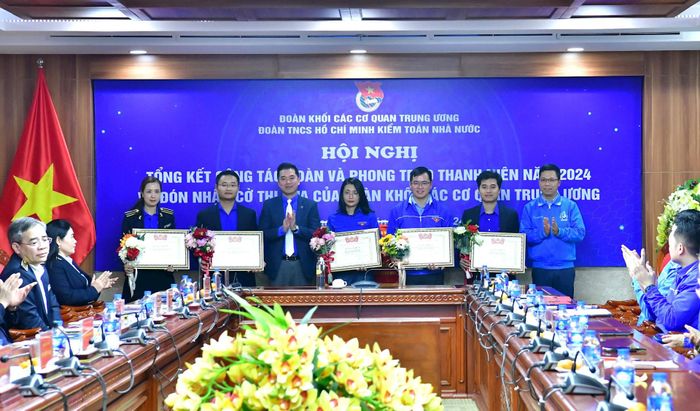 Các chi đoàn vinh dự được nhận Bằng khen của Trung ương Đoàn TNCS Hồ Chí Minh.