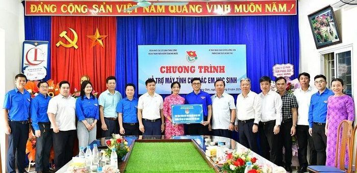 Năm 2024, triển khai chương trình vận động thành lập Quỹ “Máy tính cho em” dành cho học sinh vùng sâu, vùng xa, Đoàn Thanh niên KTNN đã huy động được số tiền gần 200 triệu đồng từ sự quyên góp, ủng hộ của các chi đoàn trực thuộc. Trong ảnh: Đoàn Thanh niên KTNN tổ chức Lễ trao tặng 15 máy tính cho Trường Tiểu học và Trung học cơ sở Cửu Long, huyện Lương Sơn, tỉnh Hòa Bình.