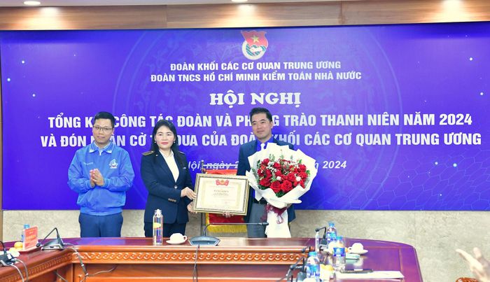 Ủy viên BTV Đảng ủy, Phó Tổng Kiểm toán nhà nước Hà Thị Mỹ Dung và Phó Bí thư Đoàn Khối các cơ quan Trung ương trao tặng Bằng khen của Trung ương Đoàn TNCS Hồ Chí Minh cho Bí thư Đoàn Thanh niên KTNN Lê Mạnh Cường.