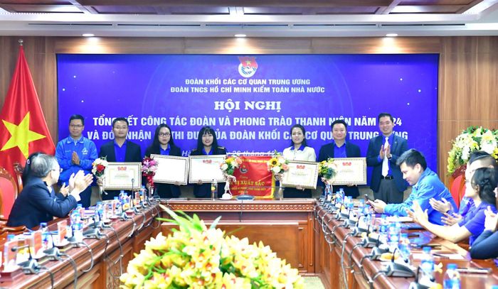 Trao tặng Bằng khen của Đoàn Khối các cơ quan Trung ương cho các tập thể có thành tích xuất sắc trong chiến dịch Kỳ nghỉ hồng năm 2024
