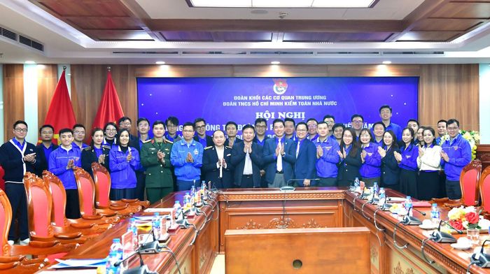 Các đại biểu tham dự Hội nghị chụp ảnh lưu niệm.