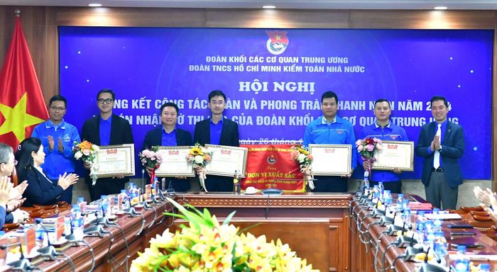 Phó Bí thư Đoàn Khối các cơ quan Trung ương Nguyễn Ngọc Điệp và Bí thư Đoàn Thanh niên KTNN Lê Mạnh Cương trao tặng Bằng khen của Trung ương Đoàn TNCS Hồ Chí Minh cho các cá nhân có thành tích xuất sắc trong công tác Đoàn và phong trào thanh niên năm 2024.