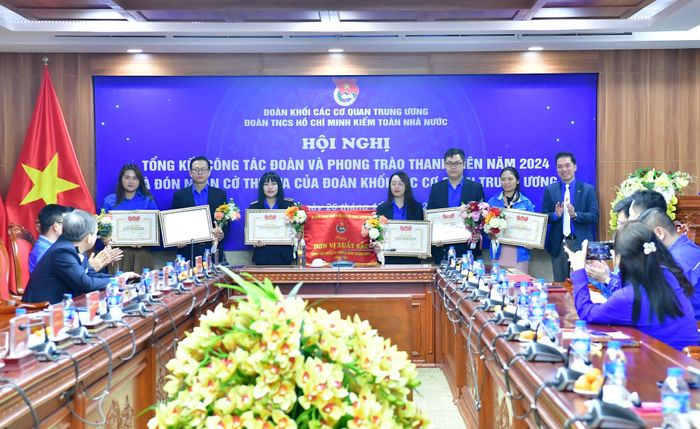 Bí thư Đoàn Thanh niên KTNN Lê Mạnh Cường trao Bằng khen của Đoàn Khối các cơ quan Trung ương cho các tập thể có thành tích xuất sắc trong công tác Đoàn và phong trào thanh niên năm 2024.