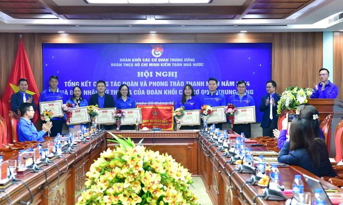 Trao tặng Bằng khen Chuyên đề Phong trào thanh niên tình nguyện, tuổi trẻ sáng tạo, tuổi trẻ xung kích bảo vệ tổ quốc, ba trách nhiệm và phong trào tham mưu giỏi, phục vụ tốt của Đoàn Khối các cơ quan Trung ương giai đoạn 2022-2024.