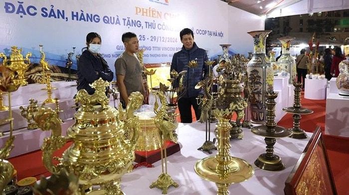 Phiên chợ thu hút nhiều người dân Thủ đô và du khách tham gia.