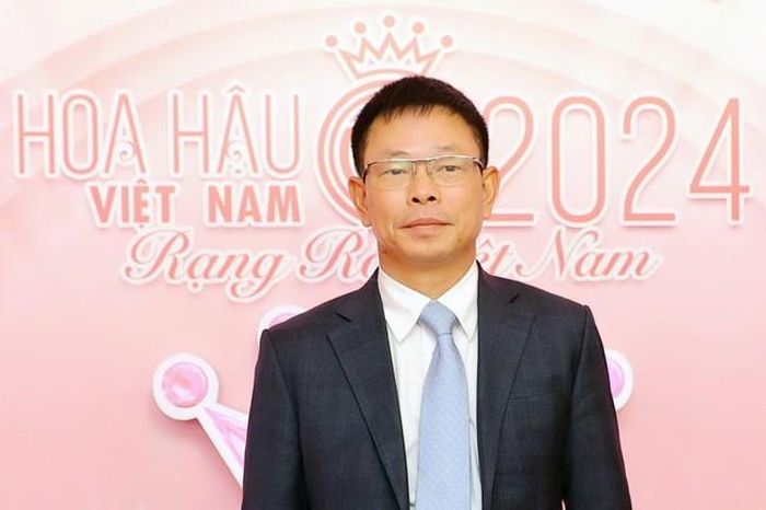 Nhà báo Phùng Công Sưởng phát biểu tại cuộc họp báo công bố Hoa hậu Việt Nam 2024. Ảnh: BTC