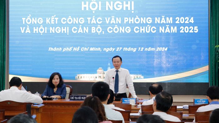  Chánh Văn phòng UBND TPHCM Đặng Quốc Toàn phát biểu tại hội nghị 