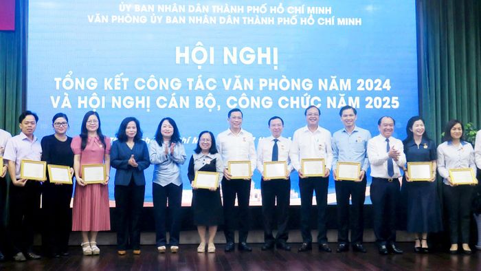  Các cá nhân nhận kỷ niệm chương “Vì sự nghiệp Văn phòng Chính phủ” 