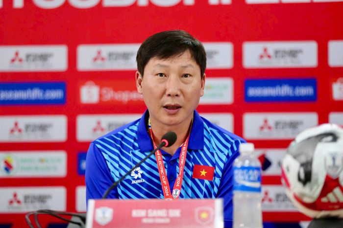 HLV Kim Sang Sik: "Tuyển Việt Nam không thể chủ quan ở lượt về".(Ảnh VFF)