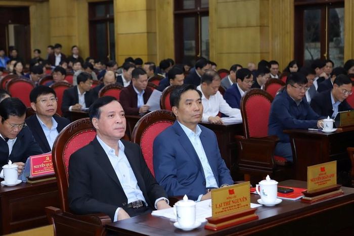 Bí thư Tỉnh ủy Thanh Hóa Nguyễn Doãn Anh (phải) và Phó Bí thư Lại Thế Nguyên tại hội nghị tổng kết Nghị quyết số 18 ngày 25/10/2017 của Ban Chấp hành Trung ương Đảng khóa 12. Ảnh: CTV