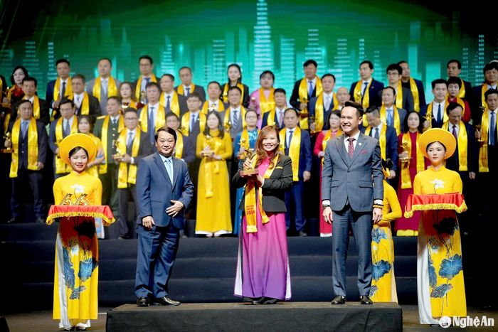 BAC A BANK giành giải Sao Vàng Đất Việt 2024, khẳng định uy tín sau hơn 30 năm phát triển ổn định và đóng góp tích cực cho cộng đồng. Ảnh: BAB