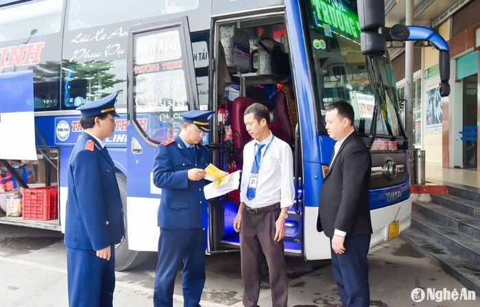 Thanh tra Sở Giao thông Vận tải kiểm tra hoạt động vận tải hành khách tại Bến xe Bắc Vinh. Ảnh: T.L