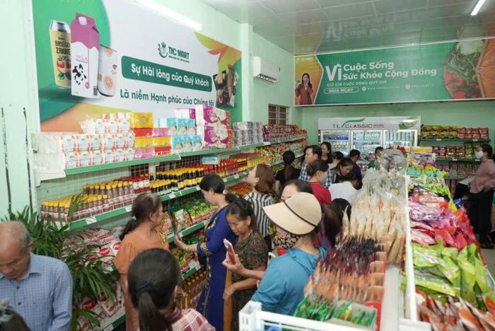 Bên trong cửa hàng dân sinh "Triệu nụ cười" ở huyện Con Cuông. Ảnh: CSCC