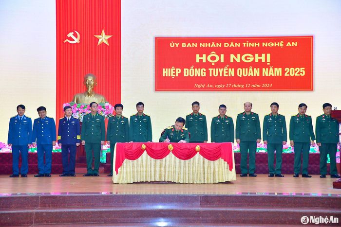 Các đơn vị ký biên bản hiệp đồng tuyển quân năm 2025. Ảnh: Trọng Kiên
