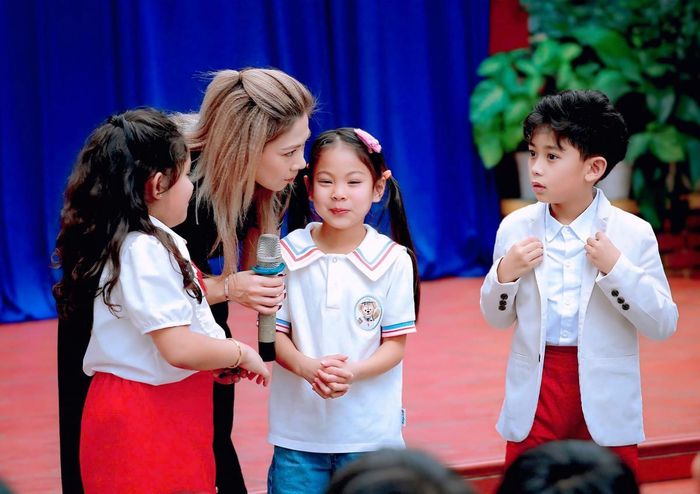 Con gái của Thanh Thảo - bé Talia phụ giúp bố mẹ phát quà cho các bạn. 