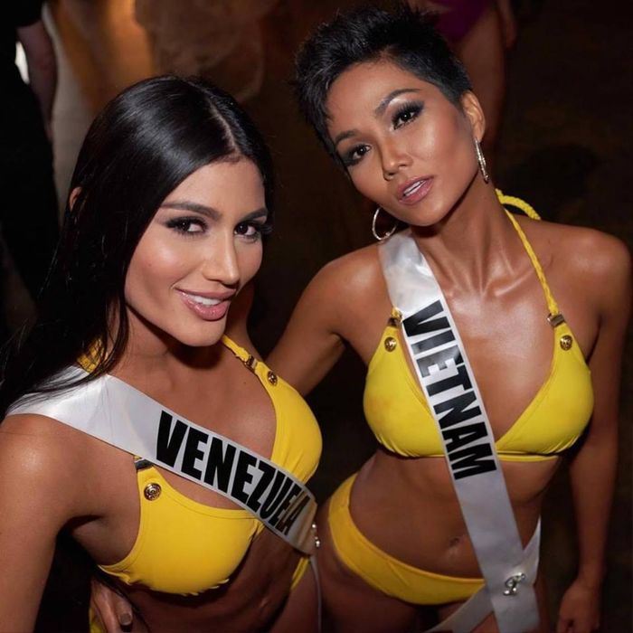 H'Hen Niê đọ dáng cùng mỹ nhân đến từ Venezuela. 