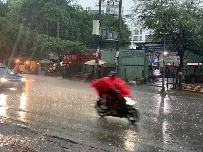 Hơn 18h mưa vẫn nặng hạt trên đường Đinh Bộ Lĩnh, quận Bình Thạnh.