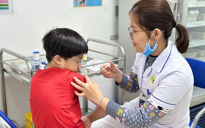 Nhân viên y tế Bệnh viện Việt Nam - Cuba tiêm phòng sởi cho trẻ
