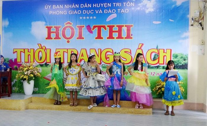 Các đội thuyết trình về ý nghĩa bộ sưu tập