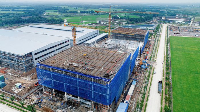 Công trình nhà máy của các nhà đầu tư thứ cấp đang thi công,