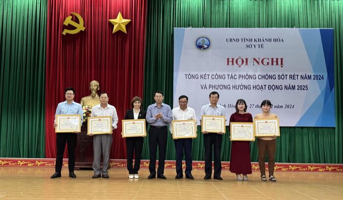 Ông Đinh Văn Thiệu trao bằng khen UBND cho các tập thể, cá nhân.