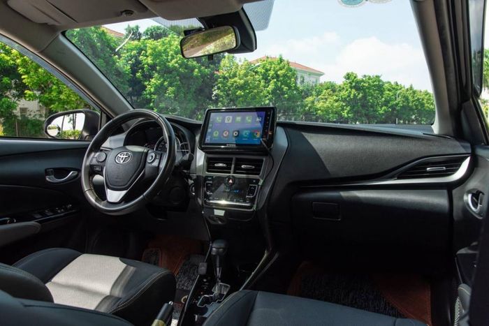 Toyota Vios cũng rất biết “nịnh” người dùng khi trang bị nhiều tiện ích ở khoang ca bin