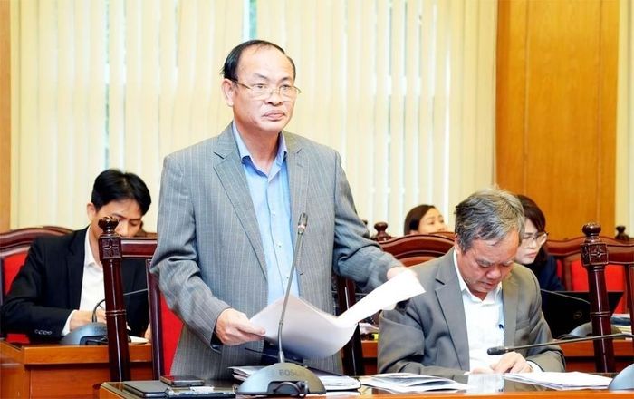 Ông Phạm Quang Thắng, Phó Giám đốc Sở Kế hoạch và Đầu tư trả lời các câu hỏi chất vấn của các cơ quan báo chí