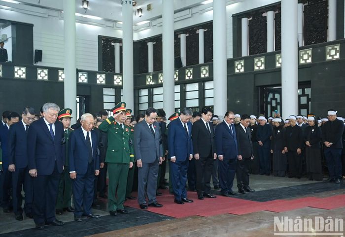 Các đồng chí lãnh đạo, nguyên lãnh đạo Đảng, Nhà nước viếng đồng chí Đại tướng Nguyễn Quyết.